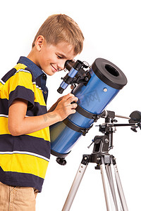望着白色望远镜的孩子