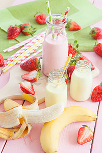 牛类摄影照片_牛奶配新鲜草莓和香蕉