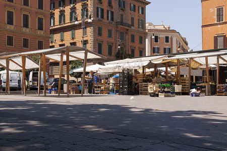 意大利罗马 — 2010 年 6 月 28 日：关闭的水果摊