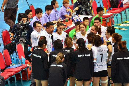 泰国曼谷-2015 年 7 月 3 日：泰国的 Kiattipong 教练 Radchatagriengkai 在 FIVB 排球世界大奖赛期间的行动