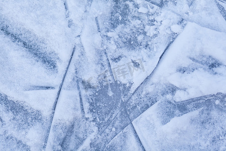 活动结束摄影照片_户外活动结束后，空荡荡的溜冰场上有滑冰痕迹。