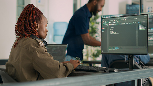 软件开发人员在计算机上键入编程代码