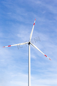 可持续资源摄影照片_以蓝天为背景的风车
