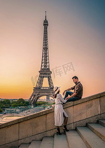 蜜月之旅摄影照片_情侣男女蜜月巴黎埃菲尔铁塔日出情侣巴黎城市之旅