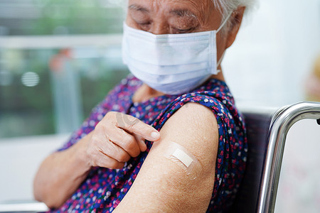 亚洲老年妇女接种保护日冕病毒的疫苗。