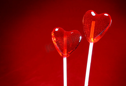 情人节的两个心形棒棒糖