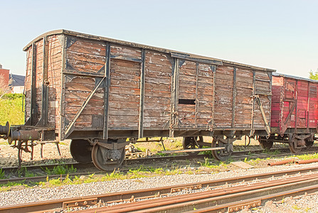 铁轨上的老式火车车厢