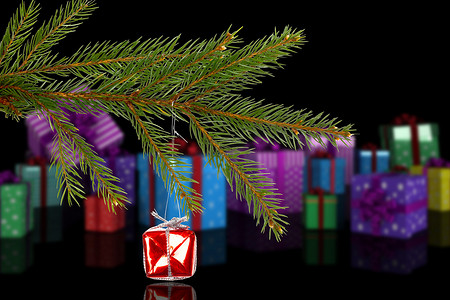 赠送黑色摄影照片_挂在树枝上的红色圣诞装饰的合成图像