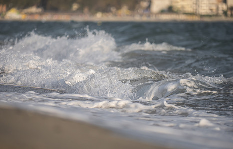 蓝色大海上的波浪海滩