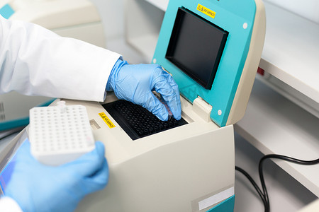 指纹锁车间摄影照片_将样本 DNA 装载到试管中进行 PCR