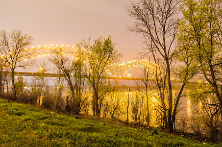 田纳西州摄影照片_埃尔南多德索托桥 - 孟菲斯田纳西州在晚上