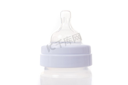 家庭喝奶摄影照片_带奶嘴的空塑料瓶，用于用母乳或配方奶喂养婴儿