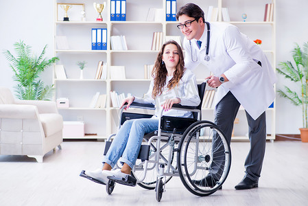 坐轮椅的残疾病人去看医生进行定期检查