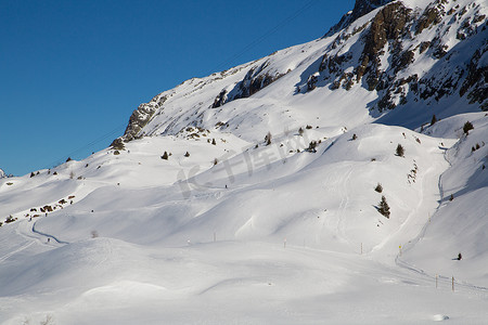 冬天房屋下雪摄影照片_冬天的阿尔卑斯山