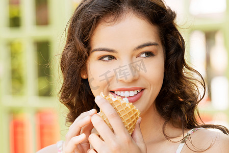 吃冰淇淋的年轻快乐女人的画像