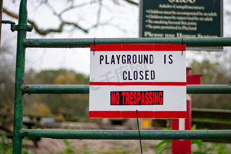 进入幼儿园摄影照片_表示游乐场已关闭且禁止擅自进入的标志