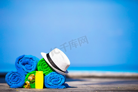 海滩和暑假配饰概念 — 彩色毛巾、帽子、游泳镜和防晒霜的特写