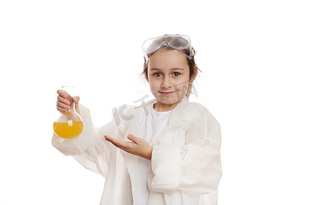 聪明的女学生，化学课上的年轻化学家，指着装有液体化学品的实验室烧瓶，看着相机
