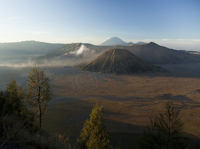 印度尼西亚爪哇布罗莫的火山，色彩鲜艳的生动主题