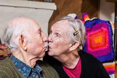 接吻的老年夫妇