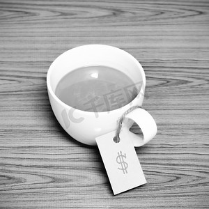咖啡价格标签摄影照片_有价格标签的咖啡杯黑白色调样式