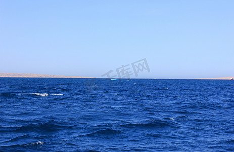 海蓝色水背景。