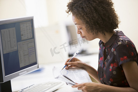 计算机 roon 的女人在报纸上盘旋项目