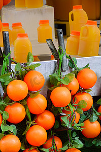 市场摊位上带果汁的塑料橙子