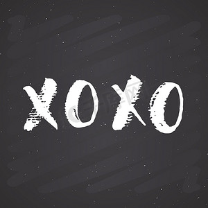 字母c矢量摄影照片_XOXO 毛笔字母符号，Grunge calligraphiv c 拥抱和亲吻短语，互联网俚语缩写 XOXO 符号，黑板背景上的矢量插图