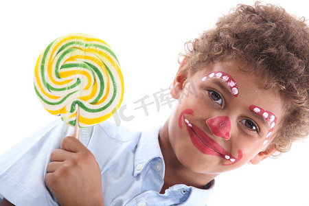 圆圈棒棒糖摄影照片_用黄色棒棒糖化妆的孩子