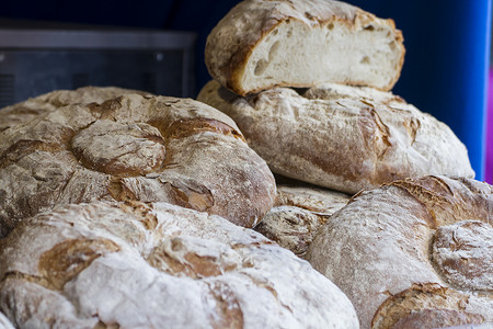 古代食品摄影照片_西班牙古代中世纪集市上的工匠面包