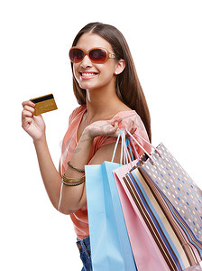 女人、购物袋和信用卡，用于工作室肖像、白色背景和孤立的产品销售。