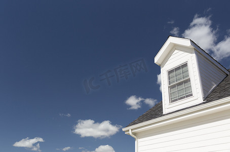 房子的屋顶和窗户映衬着深蓝的天空