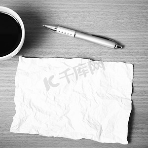 纸笔摄影照片_咖啡杯黑白色调风格的纸笔