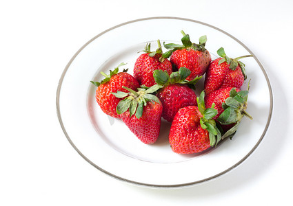 瓷盘中的成熟草莓