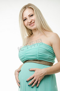 女孩抱着摄影照片_一个怀孕的年轻女孩抱着肚子的画像