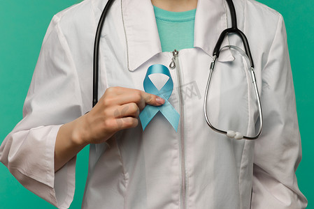 前列腺癌意识运动和男性保健概念的蓝丝带，医生手中有象征性的弓
