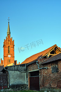 Bledzew村一座历史悠久的哥特式教堂被毁的农舍和塔楼
