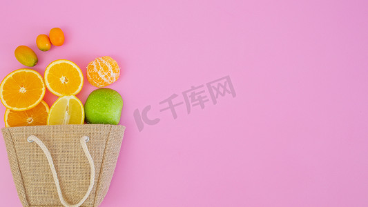 柠檬金橘摄影照片_带复制空间的购物袋中的新鲜水果