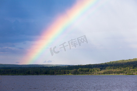 漂亮的彩虹摄影照片_加拿大不列颠哥伦比亚针叶林湖北部的彩虹划过天空