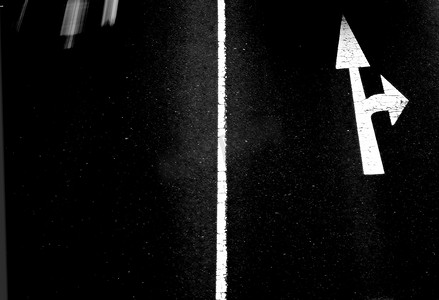 左转弯箭头摄影照片_道路交通
