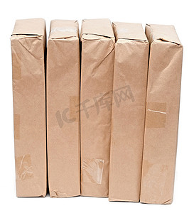 用白色背景隔离的棕色纸包裹的包裹
