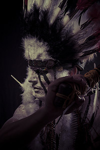 有大羽毛头饰的美洲印第安人酋长，战士