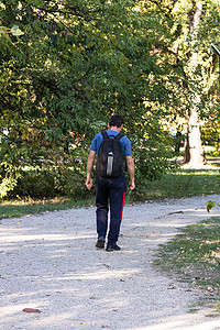 人们和游客在公园里漫步。