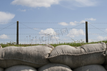 带刺铁丝网和沙袋的战壕第一次世界大战