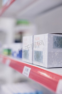 药店货架上备有各种医药产品和芦荟霜，可供客户使用