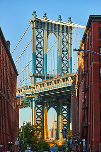 纽约布鲁克林阳光明媚的曼哈顿大桥位于两座砖砌建筑之间