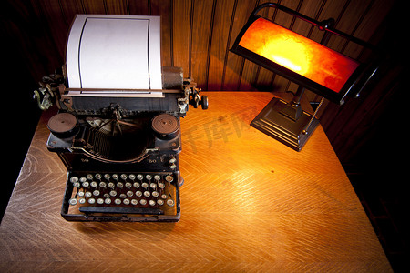 有老打字机和灯的书桌