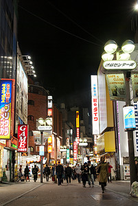 涩谷街道在晚上东京日本