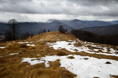 多雪的风雨如磐的山